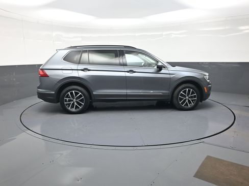 Used 2021 Volkswagen Tiguan SE image 2