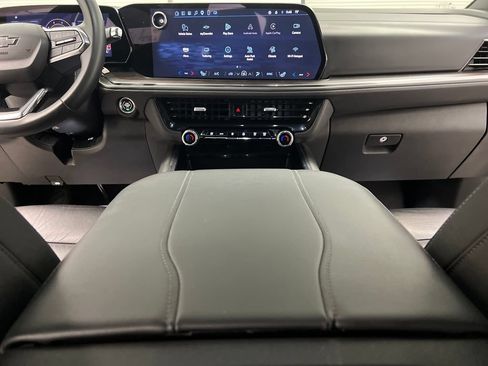 Used 2025 Chevrolet Suburban Z71 AWD/4WD image 43