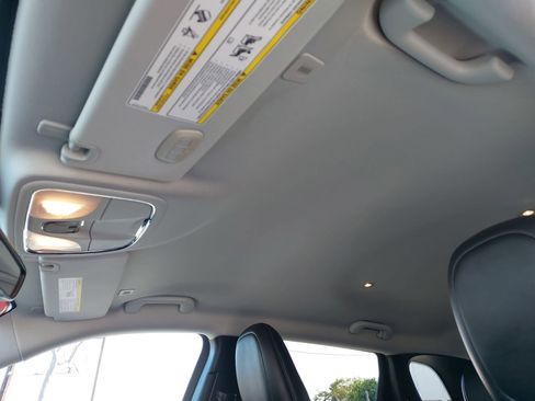 Used 2019 Jeep Cherokee Limited FWD image 28