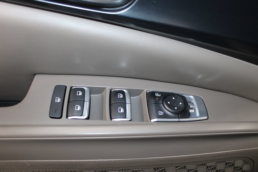 Used 2025 Kia Carnival FWD image 40