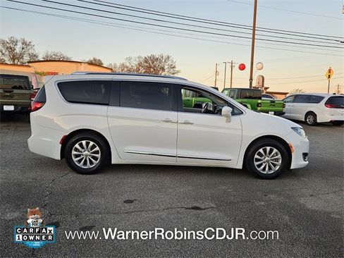 Used 2018 Chrysler Pacifica Touring-L image 16