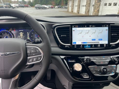 New 2026 Chrysler Pacifica Select image 16