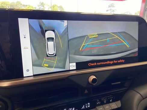 Used 2025 Toyota Crown Signia w/ Advanced Technology Package image 30