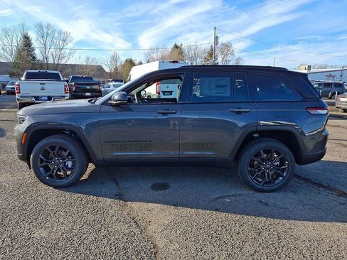 New 2025 Jeep Grand Cherokee Limited w/ Trailer Tow Package AWD/4WD image 5
