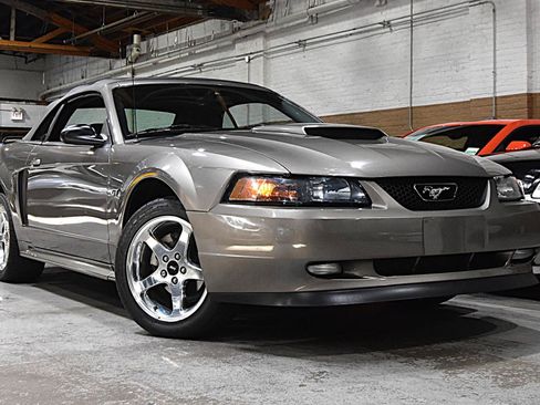 Used 2001 Ford Mustang GT RWD image 2
