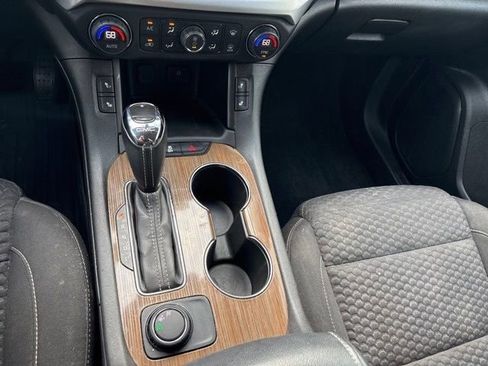 Used 2019 GMC Acadia SLE FWD image 17