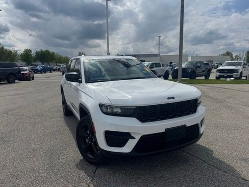 Used 2023 Jeep Grand Cherokee Altitude AWD/4WD image 2