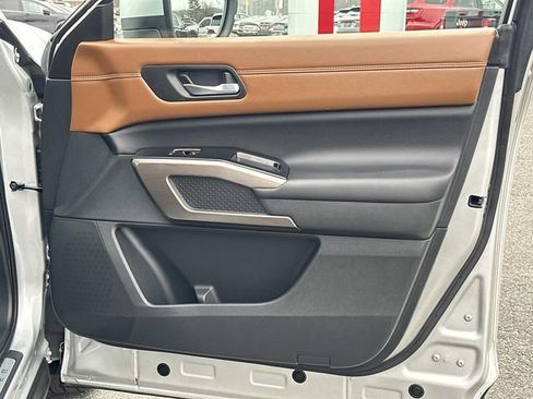 Used 2024 Nissan Pathfinder Platinum image 9