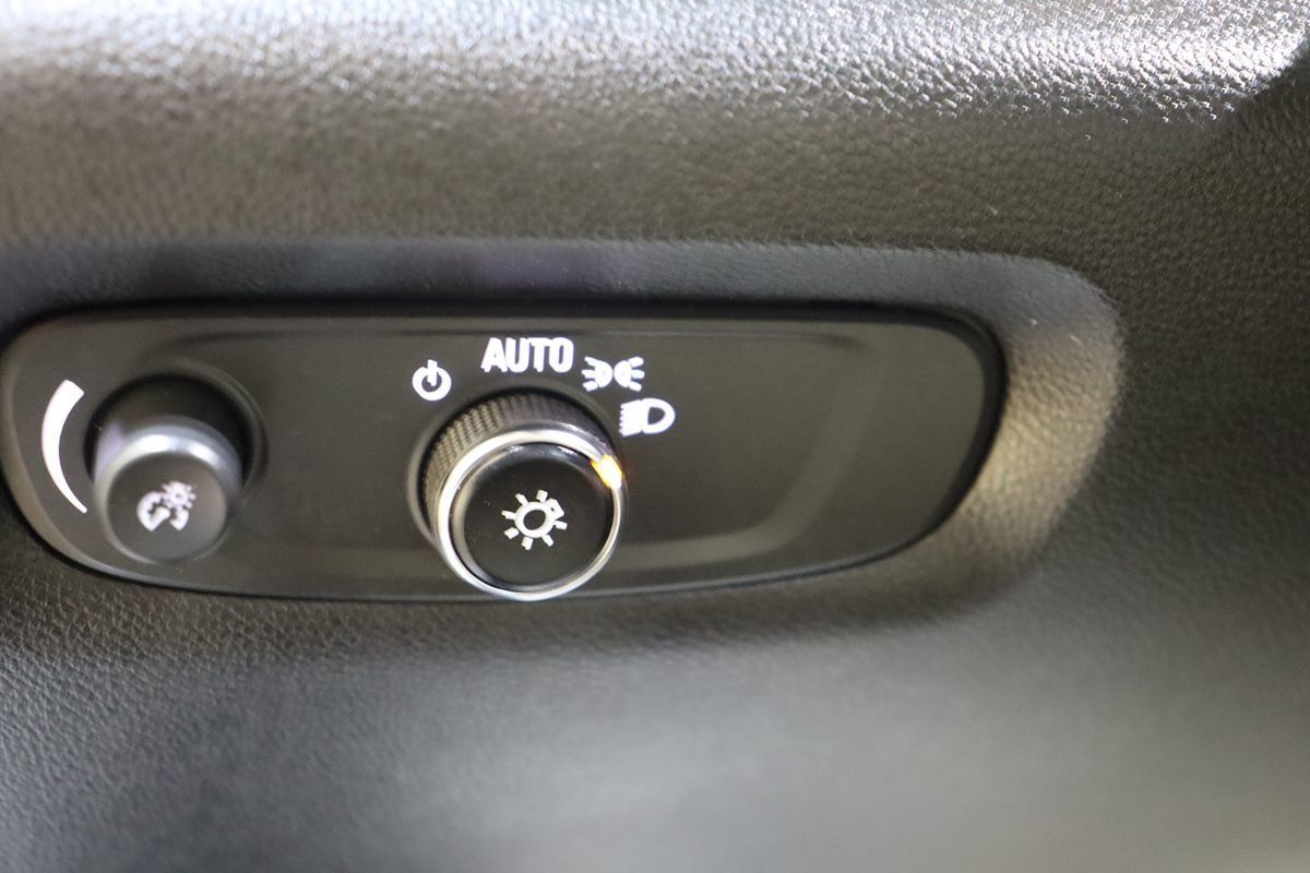 Used 2023 Chevrolet Traverse Premier FWD image 34