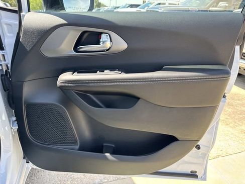 New 2027 Chrysler Pacifica Select AWD/4WD image 15
