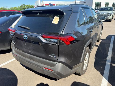 Used 2021 Toyota RAV4 LE AWD/4WD image 4