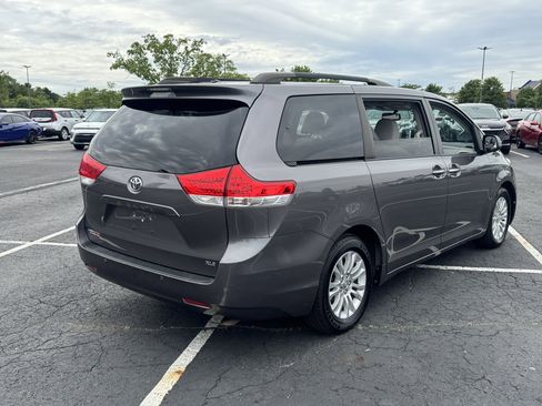 Used 2014 Toyota Sienna XLE w/ Entertainment Package FWD image 11