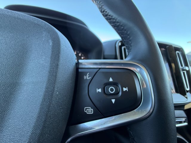 Used 2022 Volvo XC40 T5 Momentum w/ Premium Package AWD/4WD image 29
