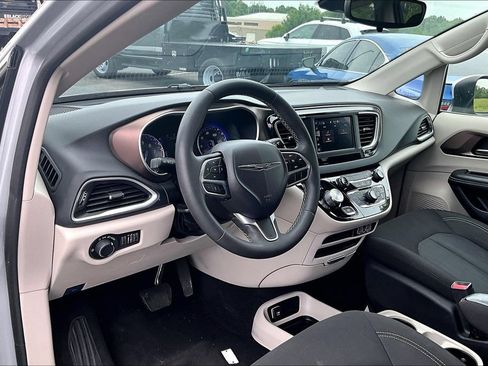 Used 2023 Chrysler Voyager LX FWD image 5