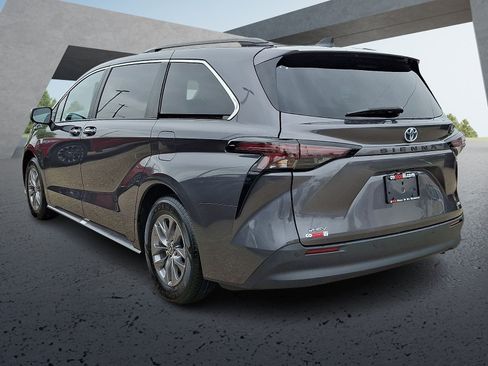 Certified 2025 Toyota Sienna XLE FWD image 4