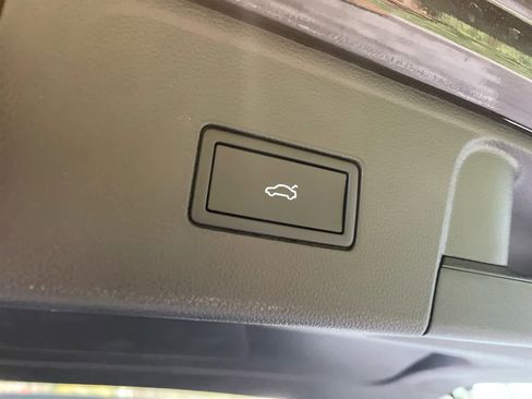 Used 2025 Volkswagen Atlas Peak Edition SE image 30