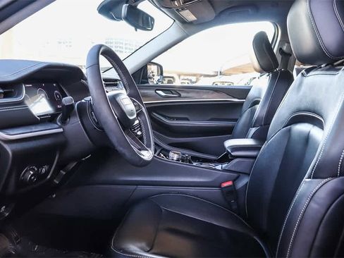 Used 2023 Jeep Grand Cherokee Limited image 18