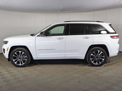Used 2023 Jeep Grand Cherokee Overland w/ Luxury Tech Group IV AWD/4WD image 18