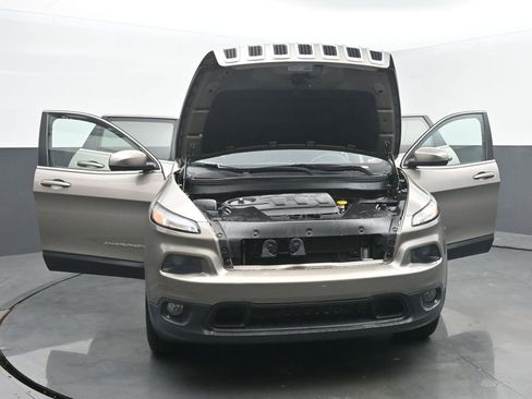 Used 2017 Jeep Cherokee Latitude w/ Cold Weather Group AWD/4WD image 52