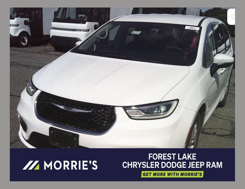 Used 2023 Chrysler Pacifica Touring-L FWD image 1