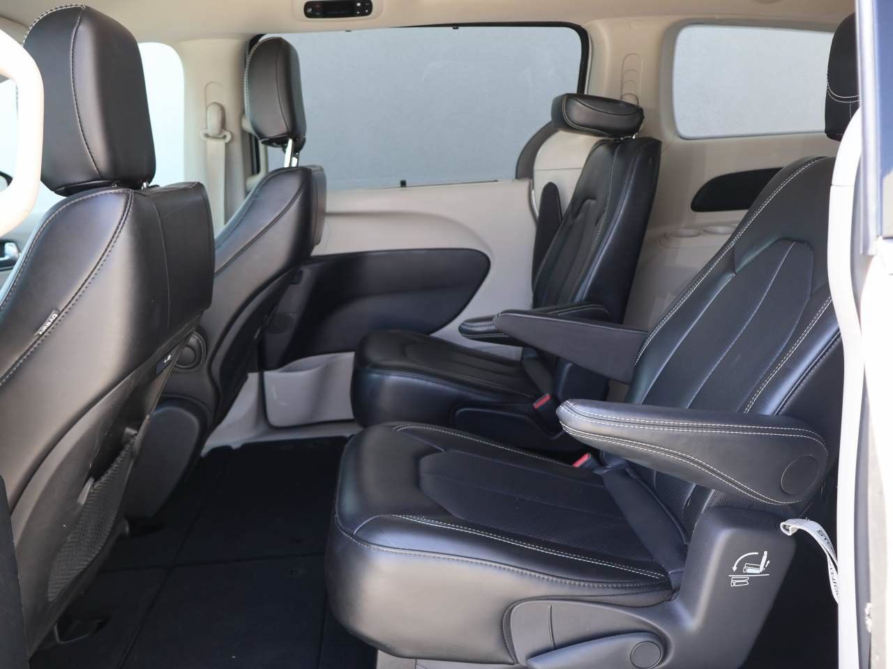 Used 2024 Chrysler Pacifica Touring-L FWD image 10