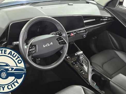 Used 2023 Kia Niro SX image 10