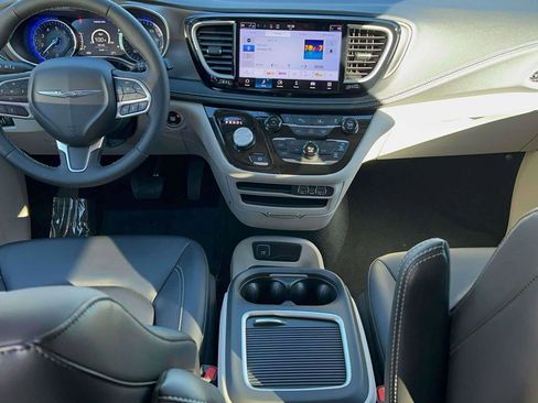 Used 2024 Chrysler Pacifica Touring-L image 11