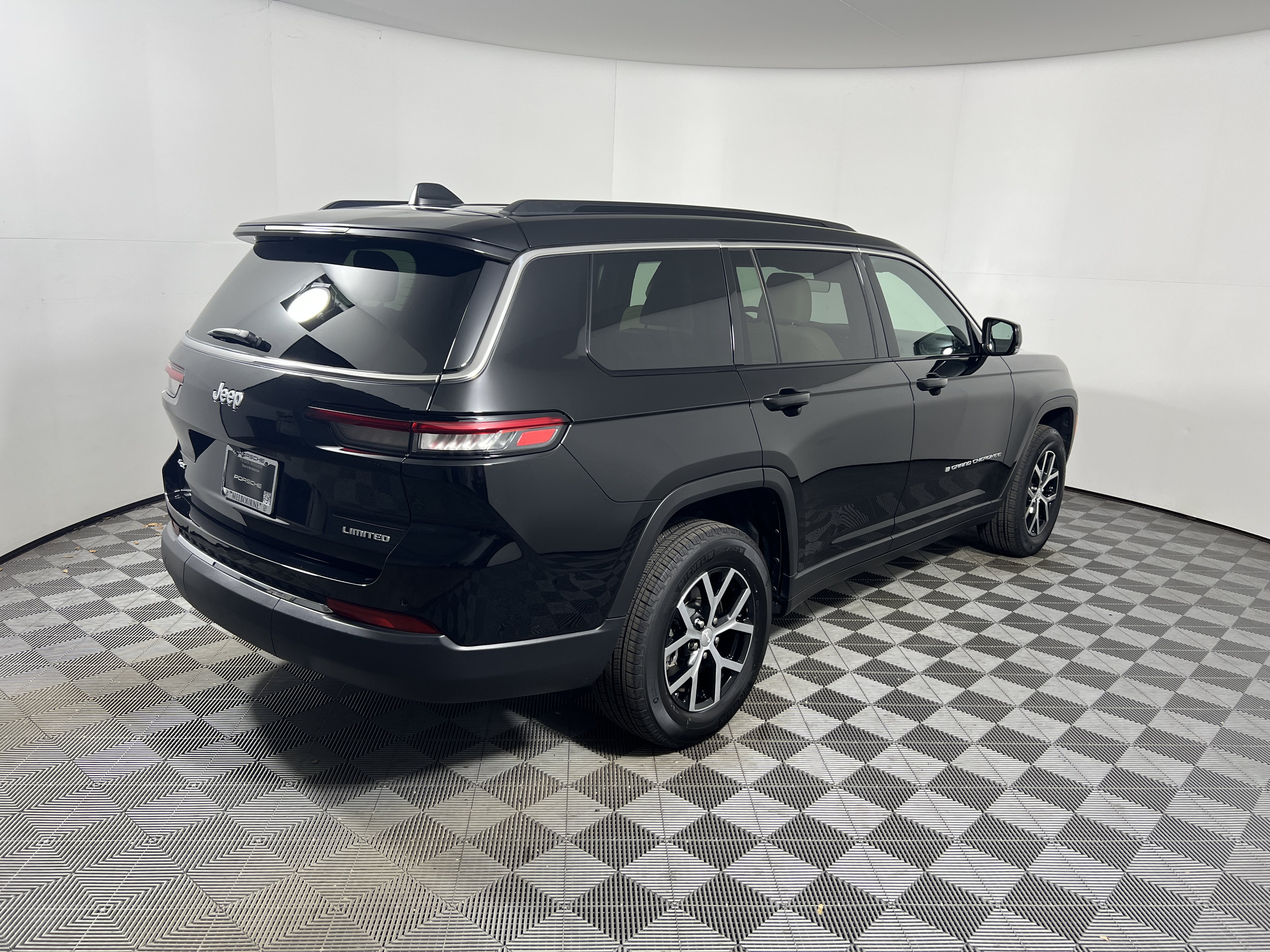 Used 2025 Jeep Grand Cherokee L Limited AWD/4WD image 5