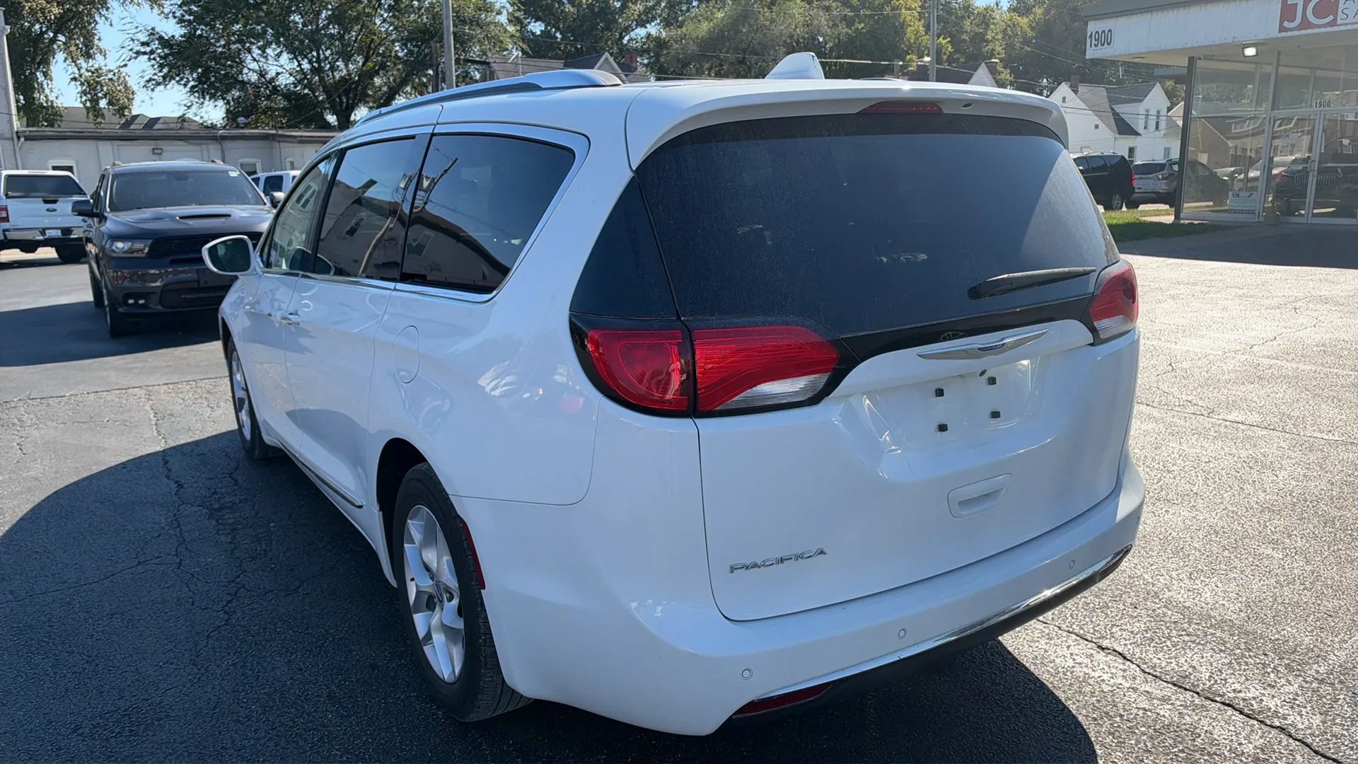 Used 2018 Chrysler Pacifica Touring-L w/ Tire & Wheel Group FWD image 7