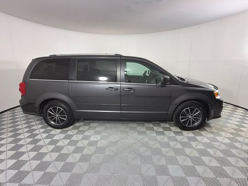 Used 2017 Dodge Grand Caravan SXT FWD image 4