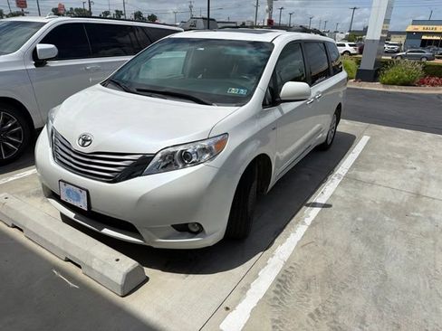 Used 2017 Toyota Sienna AWD image 2