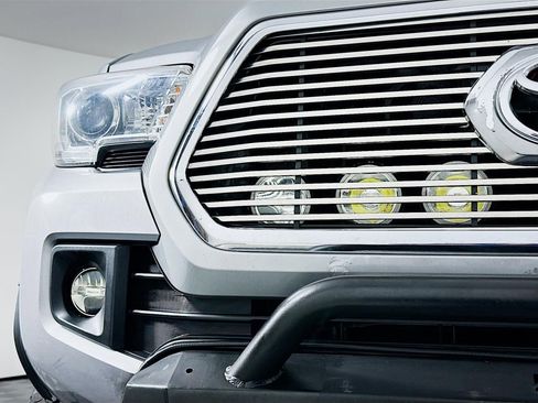 Used 2016 Toyota Tacoma TRD Sport image 7