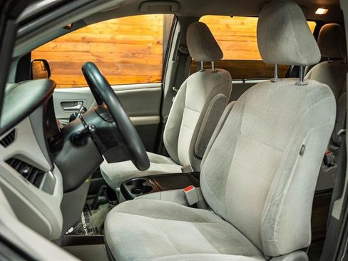 Used 2016 Toyota Sienna LE image 9
