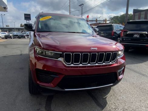 Used 2023 Jeep Grand Cherokee Laredo image 30