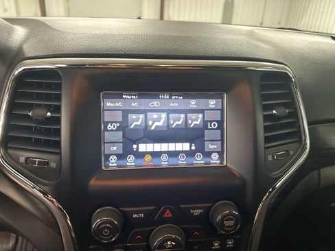 Used 2019 Jeep Grand Cherokee Laredo image 23