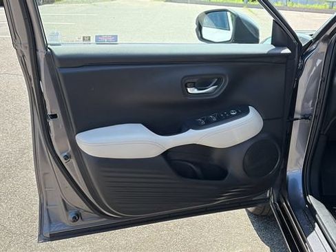 Used 2025 Honda HR-V EX-L image 8