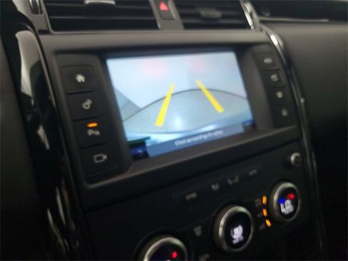 Used 2017 Land Rover Discovery SE image 29