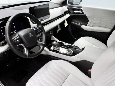New 2025 Mitsubishi Outlander AWD image 16