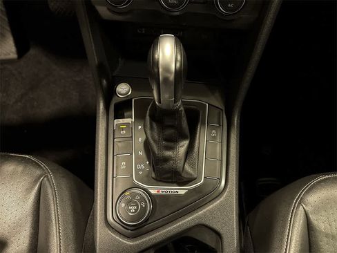 Used 2018 Volkswagen Tiguan SEL image 29