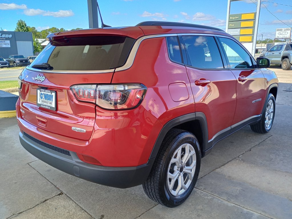 Used 2025 Jeep Compass Latitude w/ Sun & Sound Group AWD/4WD image 5