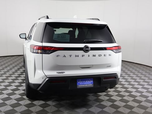 Used 2025 Nissan Pathfinder SV image 7