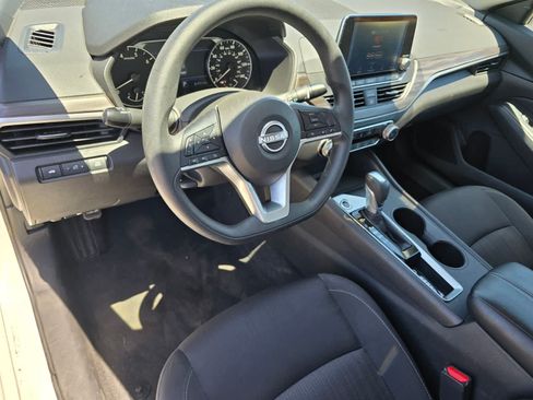 Used 2025 Nissan Altima 2.5 SV FWD image 13