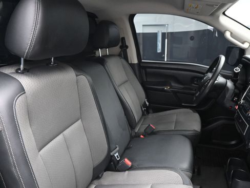 Used 2019 Nissan Titan S image 18