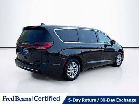 Used 2025 Chrysler Pacifica Select FWD image 10