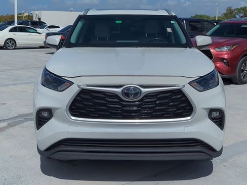 Used 2022 Toyota Highlander XLE image 2