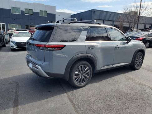 Used 2022 Nissan Pathfinder SL w/ SL Premium Package image 4