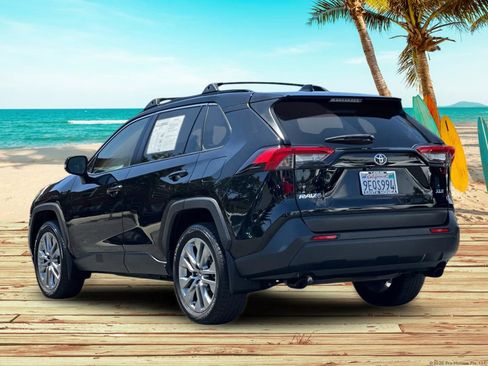 Used 2023 Toyota RAV4 XLE Premium FWD image 4