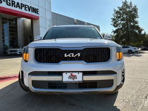 Used 2024 Kia Telluride EX w/ EX Captain's Chair Package FWD image 3
