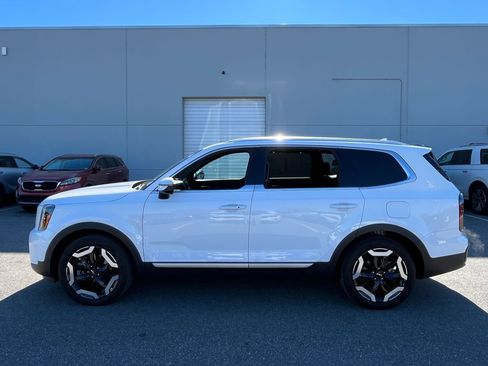 Used 2024 Kia Telluride EX w/ EX Captain's Chair Package image 5