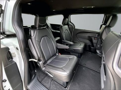 New 2026 Chrysler Pacifica Select FWD image 18